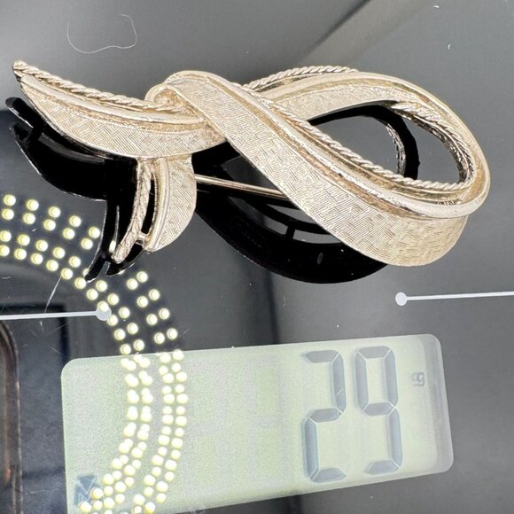 Vintage ART Silvertone Texture Ribbon Brooch Pin Jewelry Accessory 29 Gram Wt - Picture 4 of 8